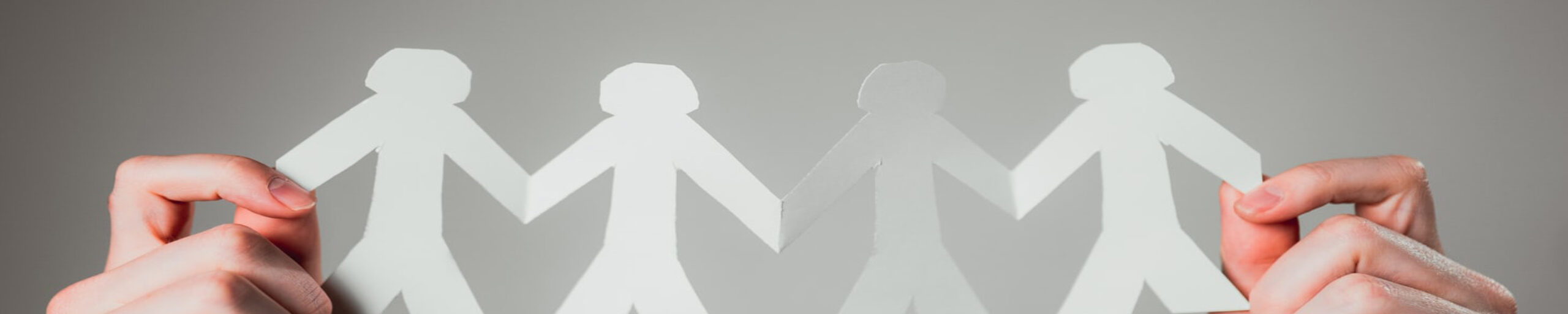 Hand mit Personen-Scherenschnitt